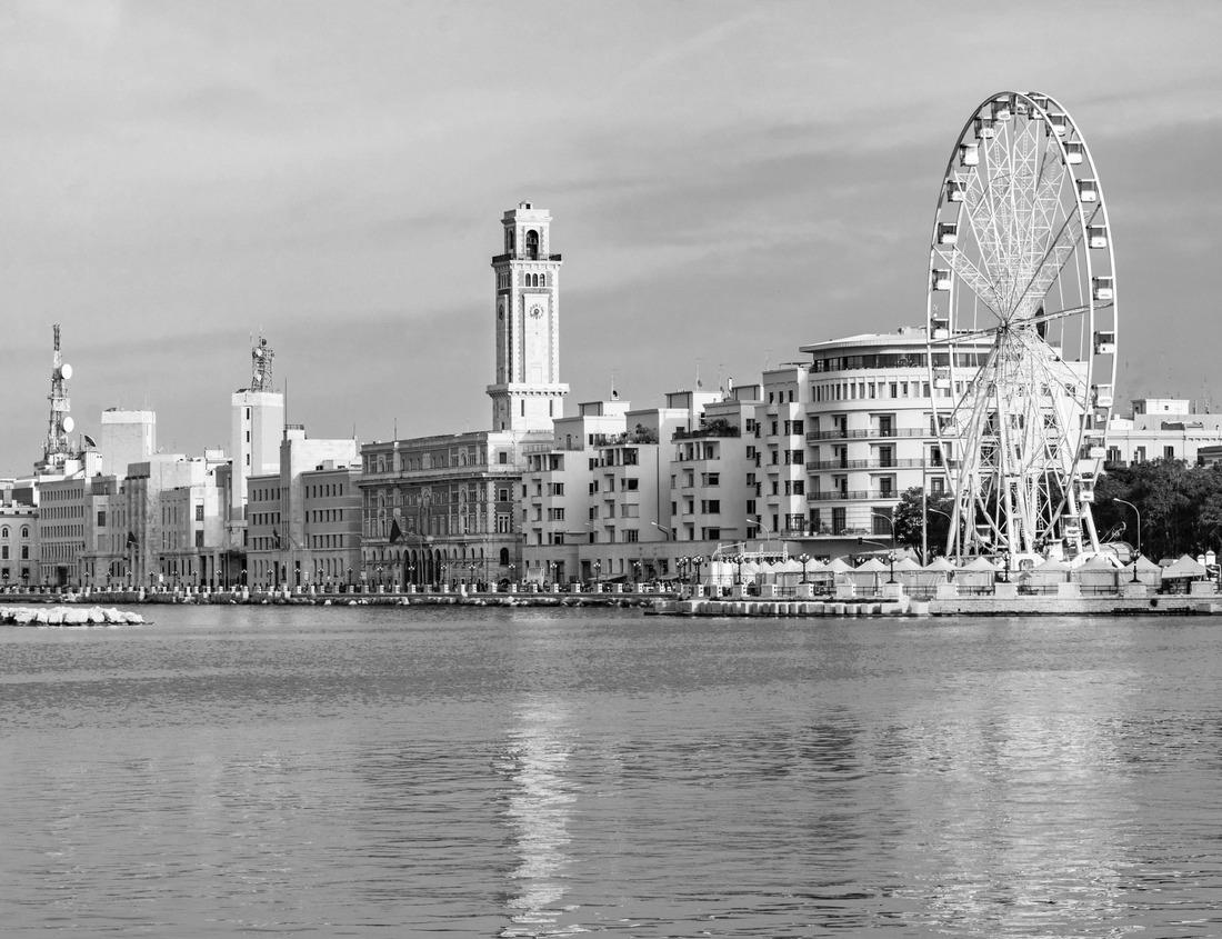 Noah Jigsaw Puzzle Old architecture at dusk in Old Montreal, Canada in black white 1000 pieces