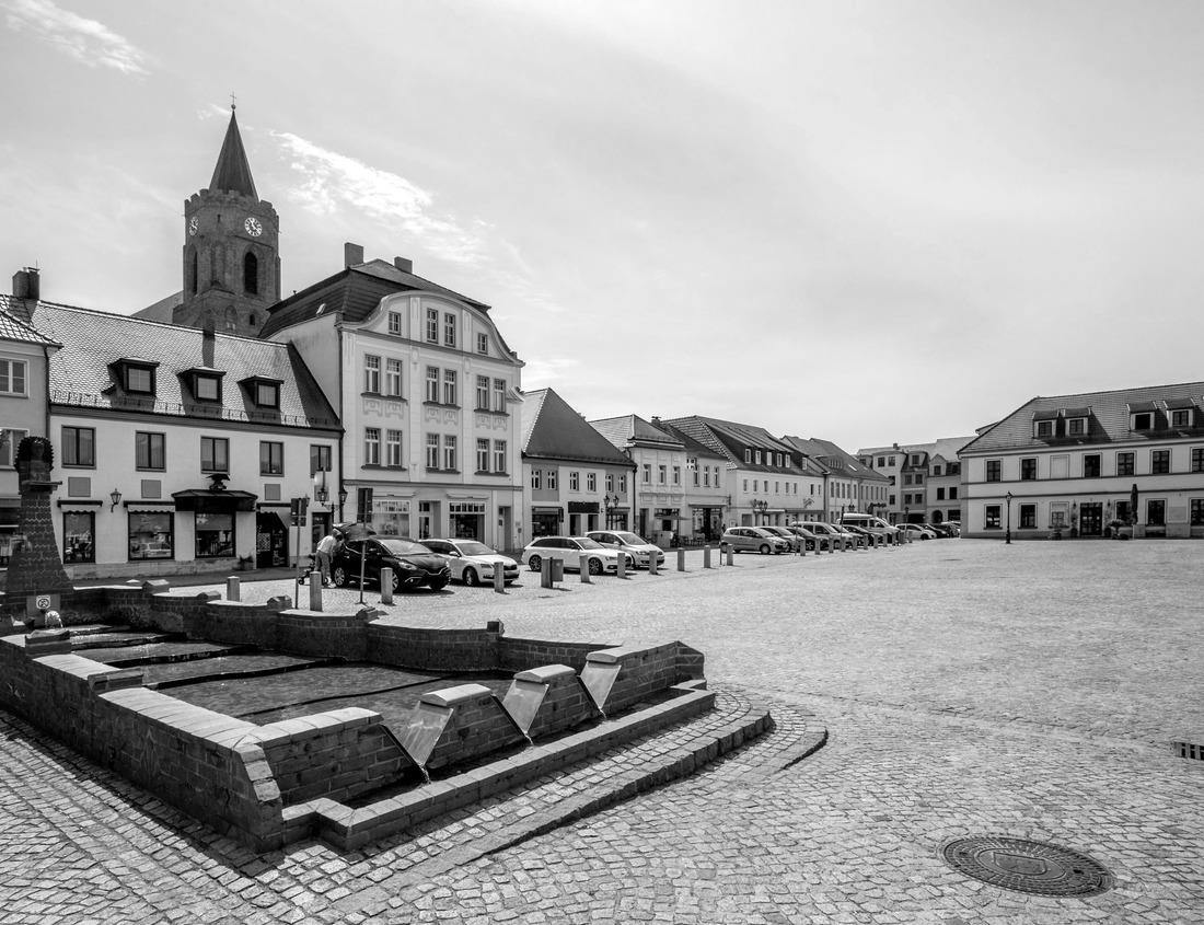 Noah Jigsaw Puzzle Macau, China skyline at the high rise casino resorts in black white 1000 pieces