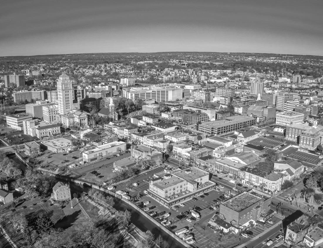 Noah Jigsaw Puzzle Seaside promenade and apartments along the Potomac River in Alexandria, Virginia in black white 1000 pieces