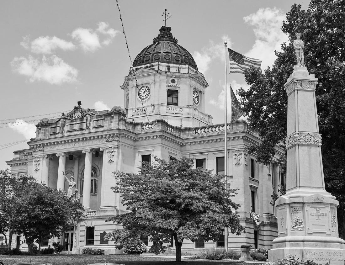 Noah Jigsaw Puzzle Price Memorial Building an der University of North Georgia in Dahlonega, Georgia in black white 1000 pieces