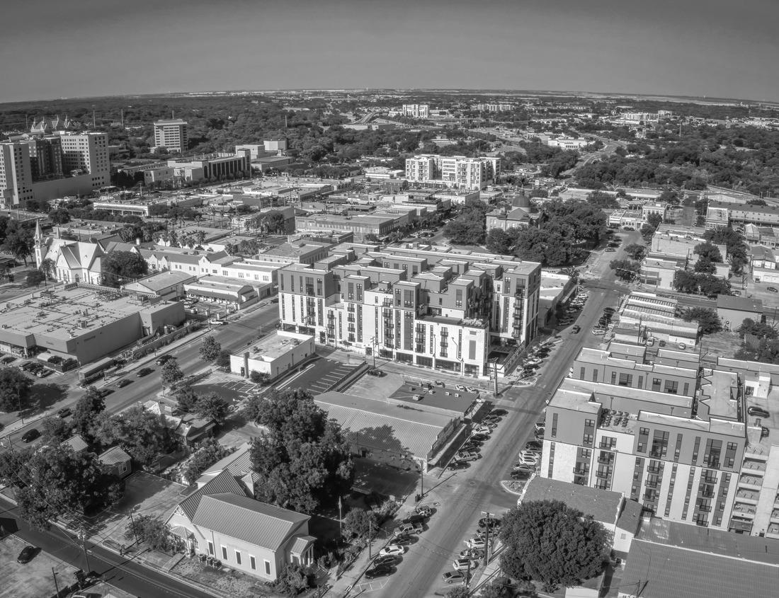 Noah Jigsaw Puzzle Narrow street in Beacon Hill, Boston. Flowers on the windowsill, planters on the brick sidewalk and old street lamps in black white 1000 pieces