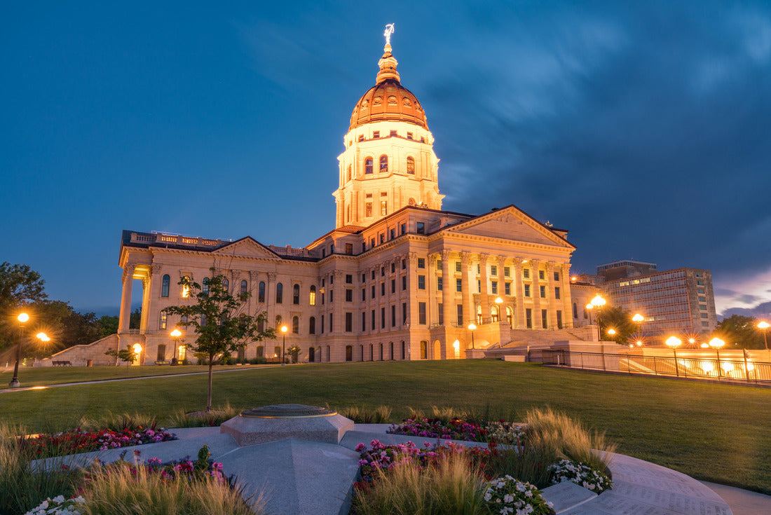 Noah Jigsaw Puzzle Exterior of the Kansas State Capital Building in Topeka, Kansas at Night 2000 pieces