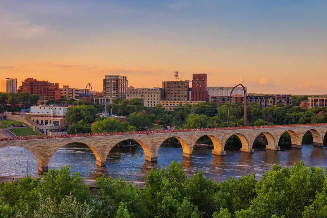 Noah Jigsaw Puzzle Minneapolis Minnesota at sunset on the Mississippi river, beautiful stone arch bridge of Minneapolis 2000 pieces