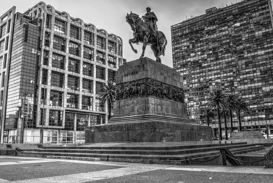 Noah Jigsaw Puzzle Sunset at Plaza Independencia, Montevideo, Uruguay in black white 2000 pieces