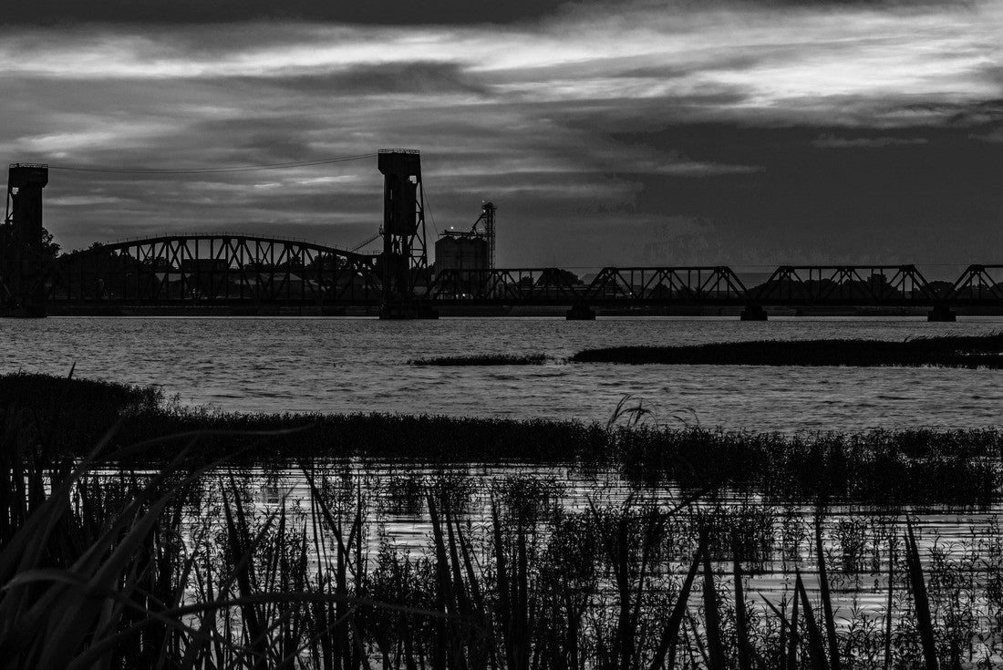 Sunsets on a railroad bridge over the Tennessee River in North Alabama, Decatur 2000pc PuzzleBlack and White