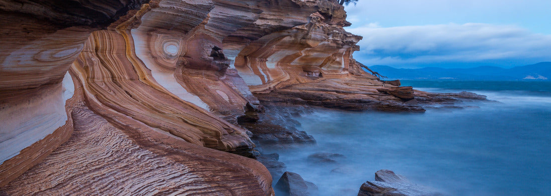 Noah Jigsaw Puzzle Painted Cliffs in Maria Island National Park, Tasmania, Australia. Eroded layers of iron oxide form interesting patterns in the coastline, Panorama Panorama 1000 Pieces