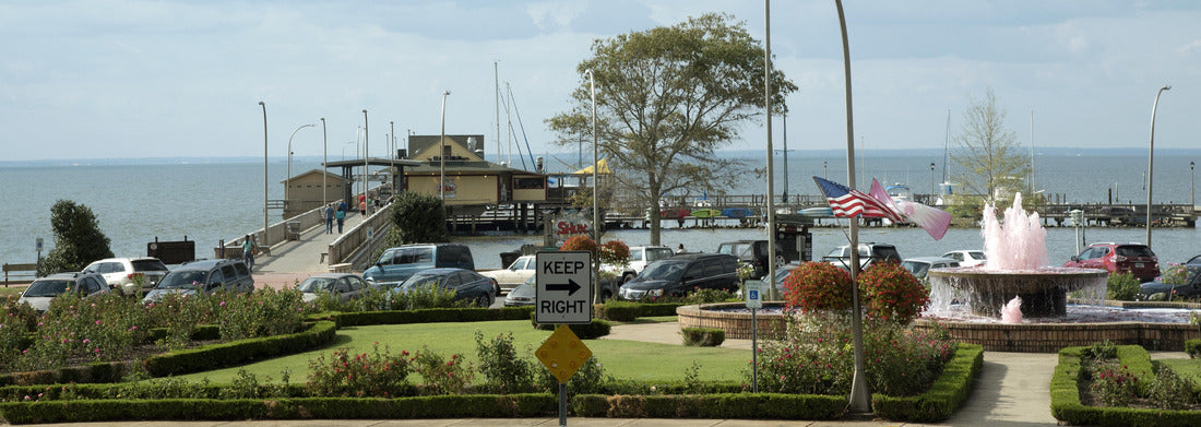 Noah Jigsaw Puzzle Fairhope Pier at Mobile Bay in Baldwin County Alabama USA. A fountain that supports cancer awareness gushes pink water, panorama Panorama 1000 Pieces