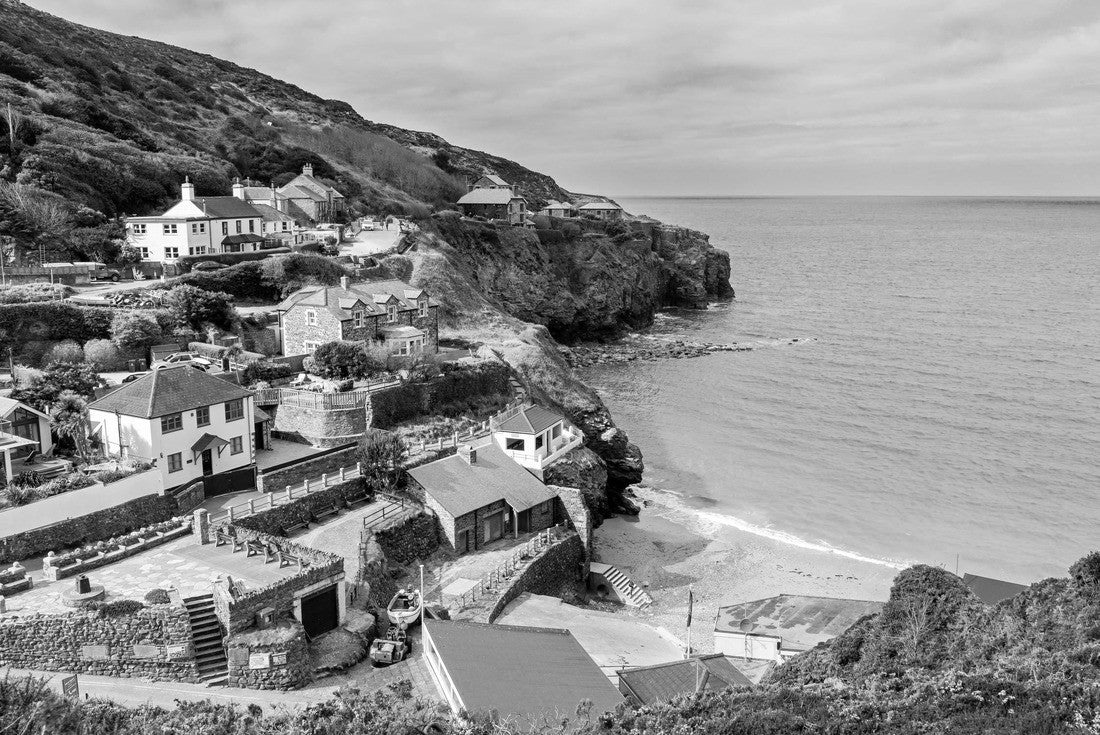 Overlooking the beach at Trevaunance Cove St Agnes Cornwall England UK 2000pc PuzzleBlack and White