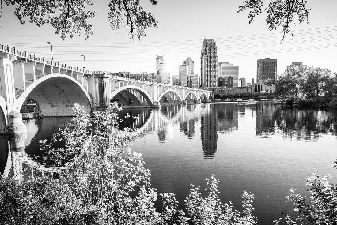 The Mississippi River and the Central Avenue Bridge in Minneapolis 2000pc PuzzleBlack and White