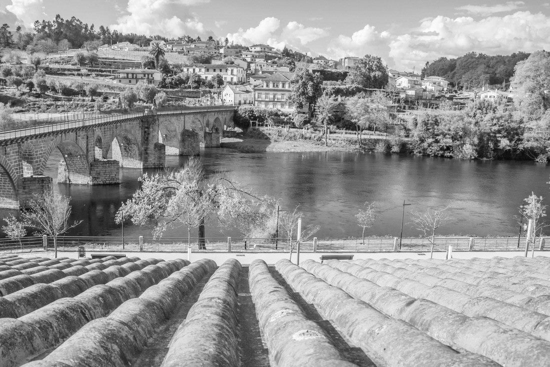 Old Roman bridge in Ponte da Barca, Portugal 2000pc PuzzleBlack and White