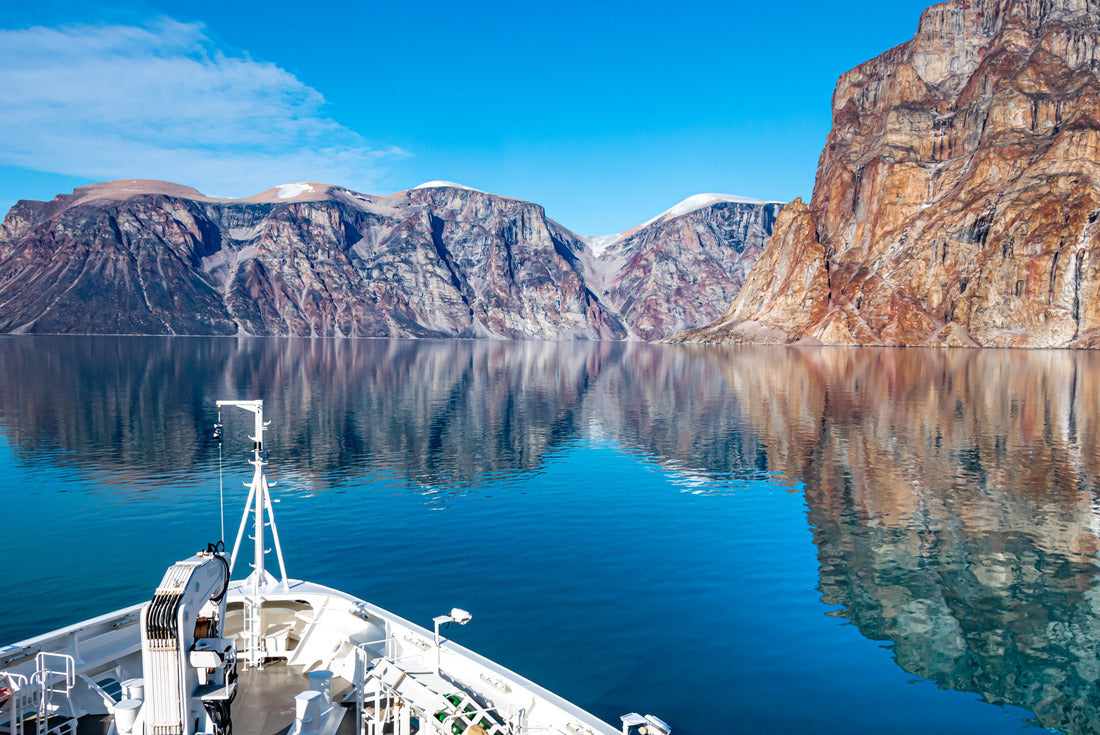 Mountains reflection,Expedition cruise ship in Sam Ford Fjord, Arctic Canada, Nunavut 2000pc Puzzle