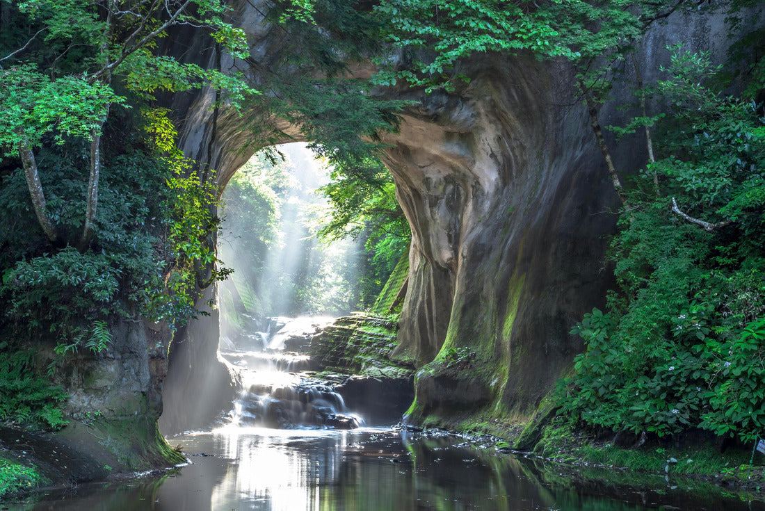 Nomizo Falls and Kameiwa Cave are waterfalls that flow through the Kameiwa cave in Kimitsu City, Chiba Prefecture 2000pc Puzzle