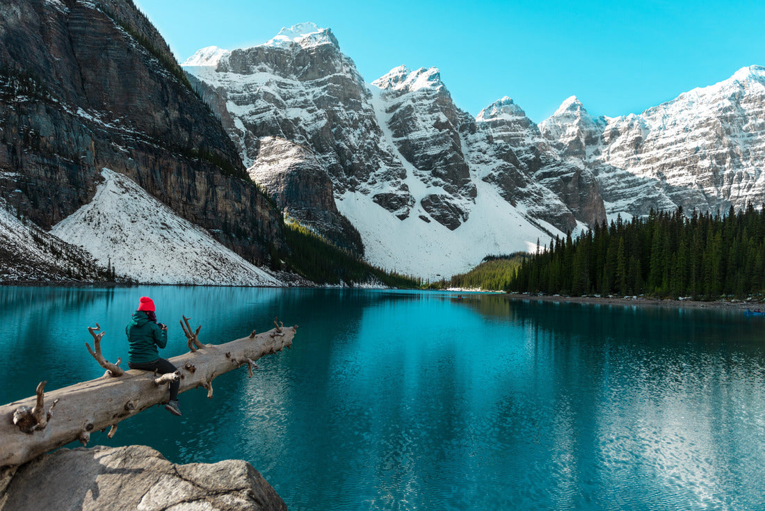 Beautiful turquoise water, Moraine Lake with snow-capped Rocky Mountains in Banff National Park, Alberta, Canada 2000pc Puzzle
