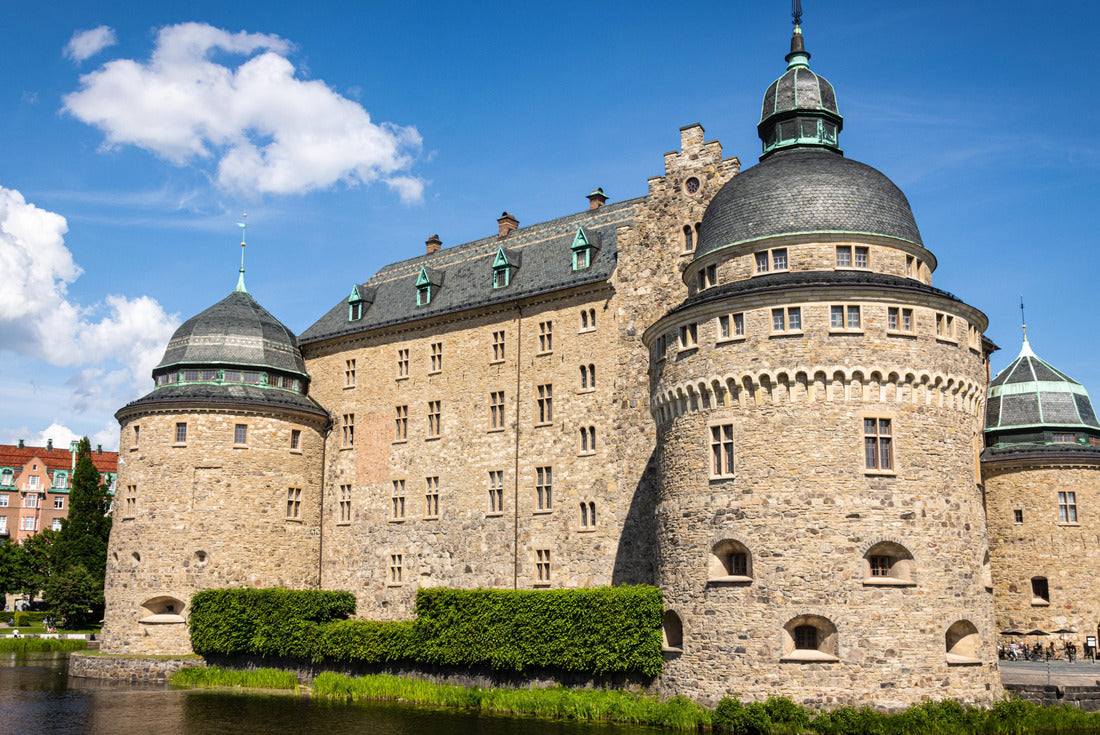 Medieval castle in a sunny summer day in the center of Örebro, Sweden 2000pc Puzzle