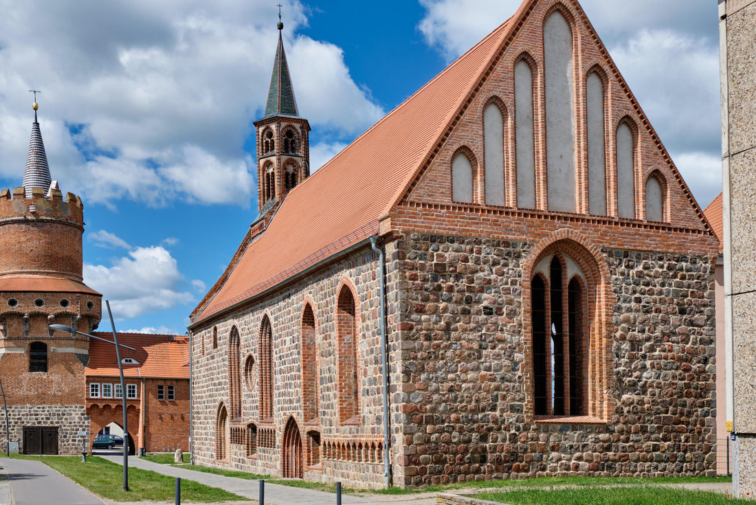 Historical architectural ensemble: former “Heilig-Geist-Kapelle” and “Mitteltor” gate tower in Prenzlau 2000pc Puzzle