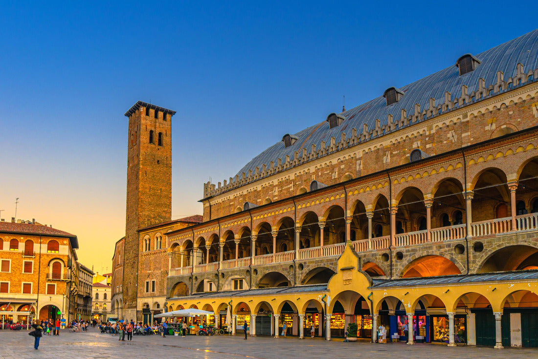 Palazzo della Ragione medieval town hall and palace of justice building, Torre degli Anziani tower at the Piazza dei Frutti square in the historic center of Padua, view of the Veneto region, Italy 2000pc Puzzle