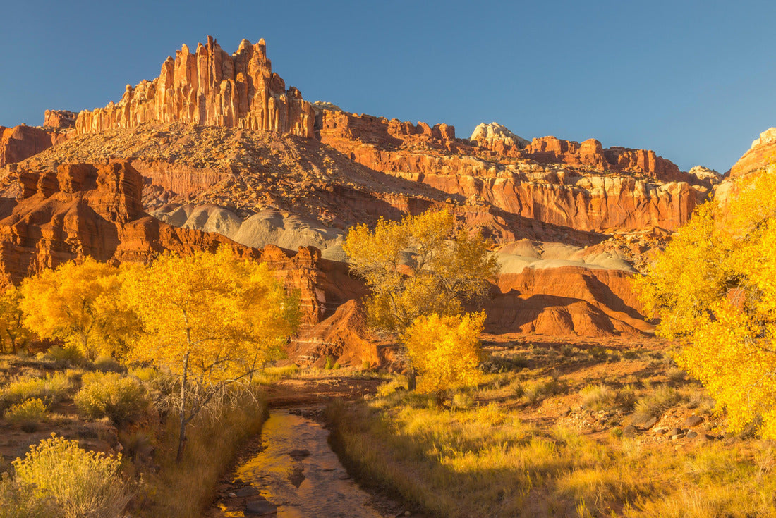 USA, Utah, Capitol Reef National Park. The Castle rock formation and Fremont River 2000pc Puzzle