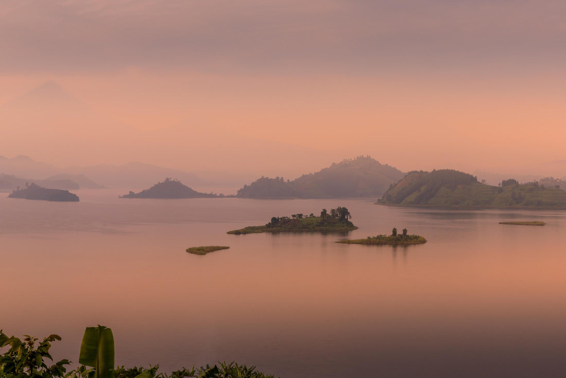 Noah Jigsaw Puzzle Morning panorama of Lake Mutanda with a view of the volcanoes Mount Muhavuru and Mount Gahinga in East Africa, along the border of Rwanda and Uganda 2000 pieces