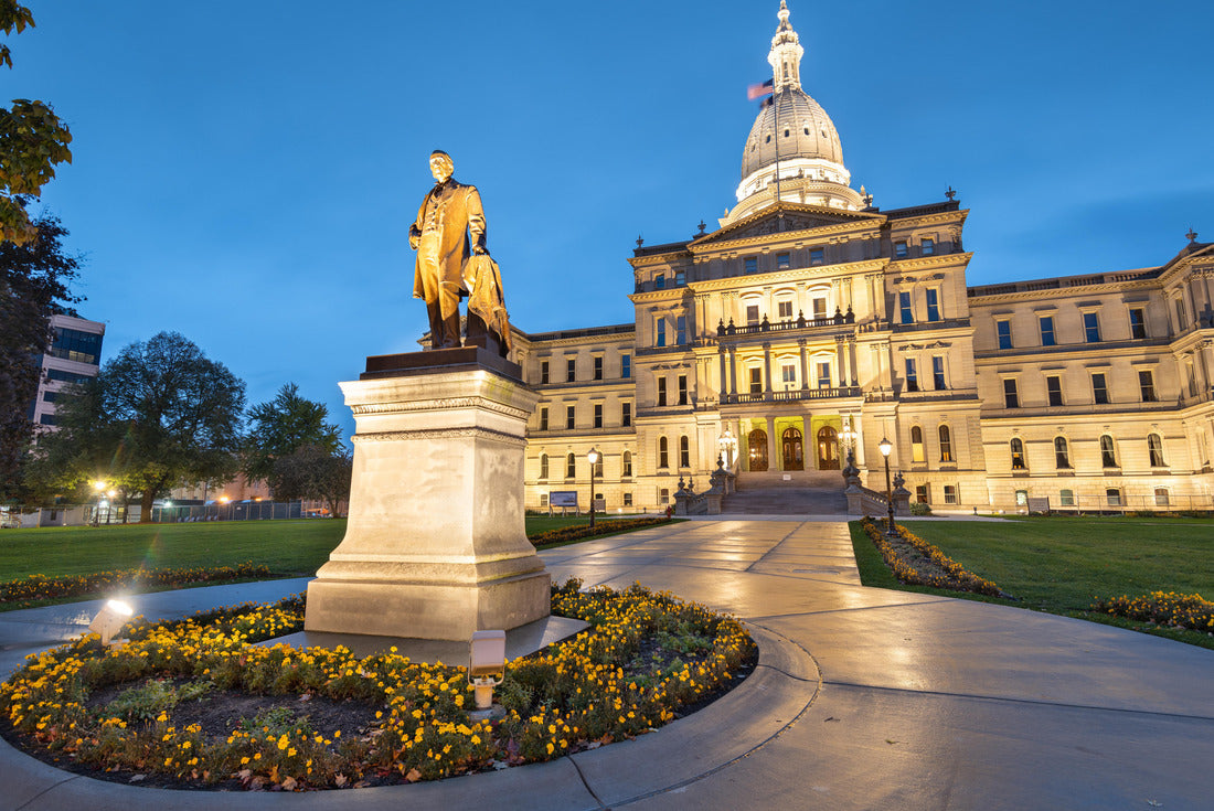 Lansing, Michigan, USA at the Michigan State Capitol in the evening. (Governor's statue Austin Blair, which was inaugurated in 1898) 2000pc Puzzle