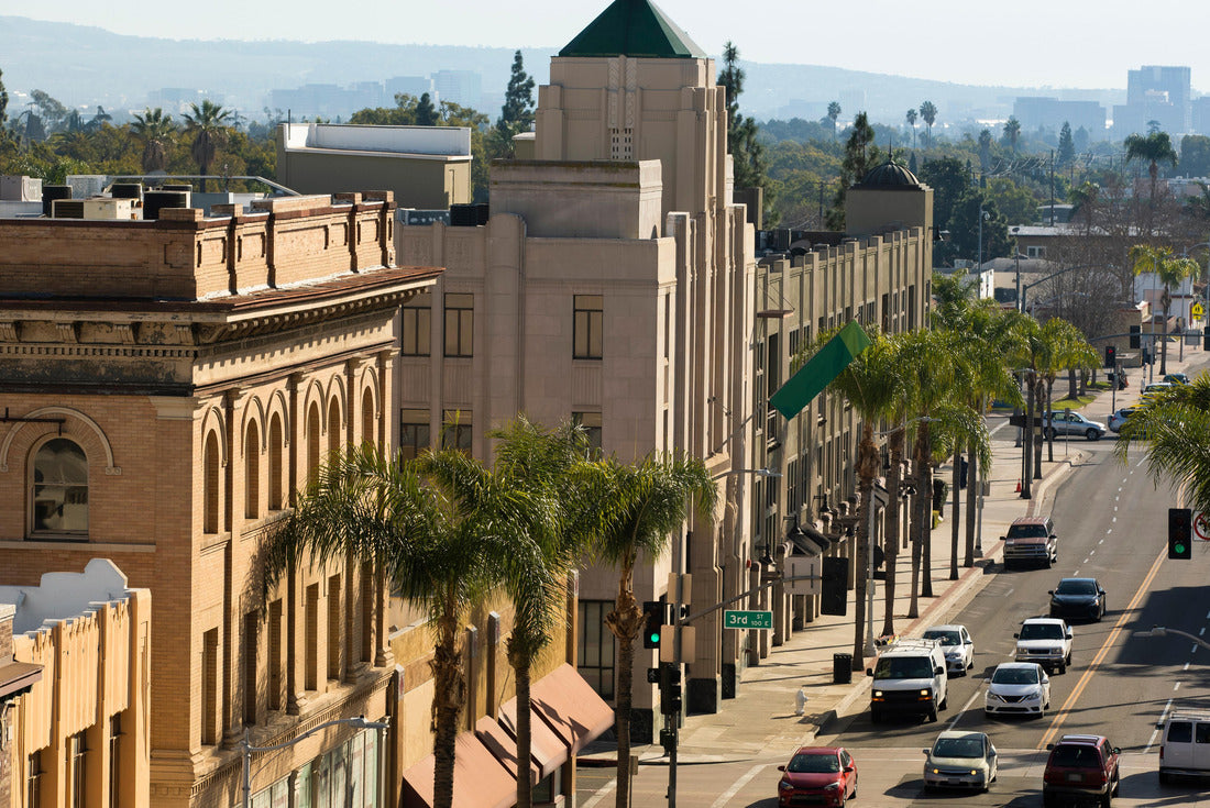 Sun shines on the historic district of Santa Ana, California 2000pc Puzzle