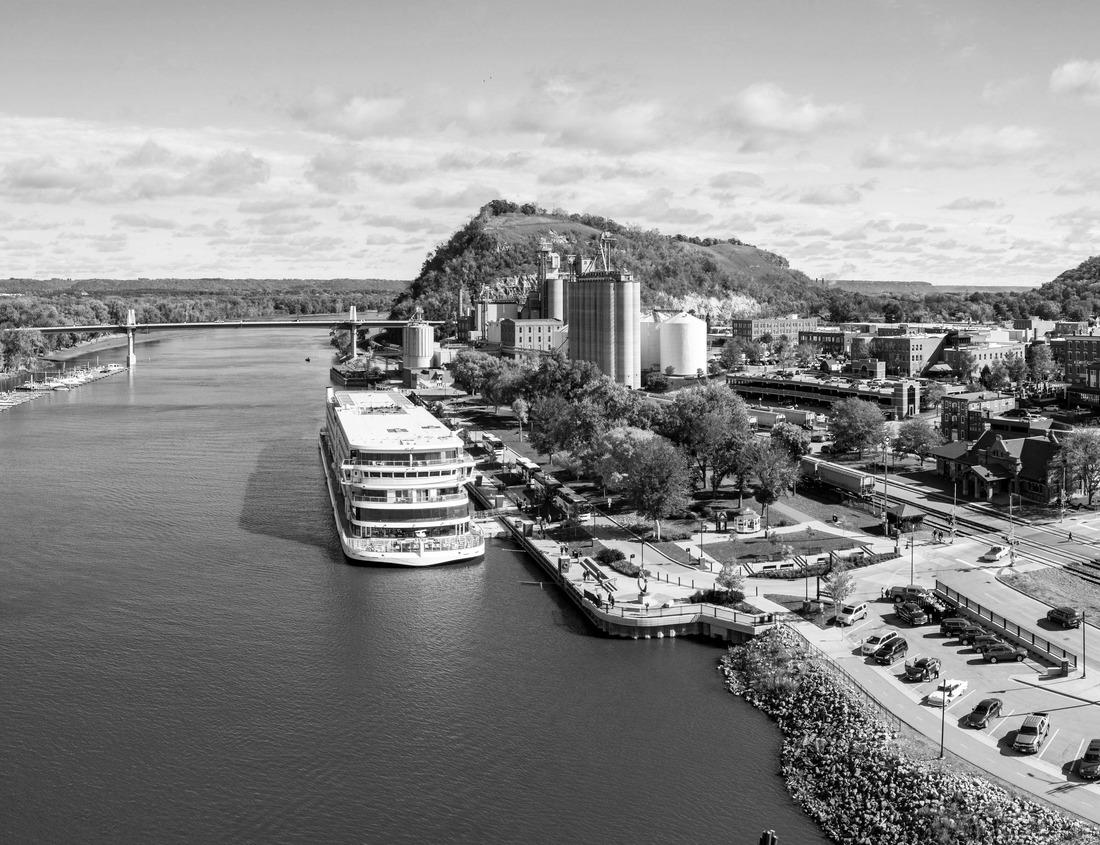 Noah Jigsaw Puzzle Cityscape Kortrijk, Grote Markt Courtrai Central Market Square, Saint Martin's Church, street restaurant, old buildings in the historic city center, old town Kortrijk, West Flanders Province, Belgium in black white 1000 pieces