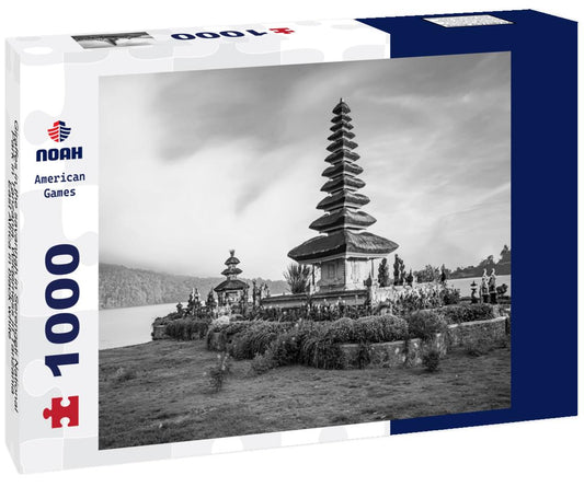 Noah Jigsaw Puzzle Giraffes in the savannah in Serengeti National Park in Tanzania. Wilderness in Tanzania, East Africa in black white 1000 pieces