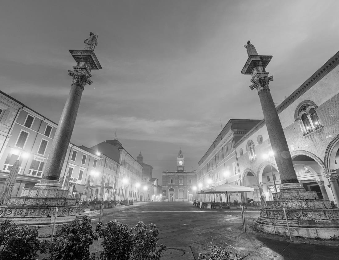 Noah Jigsaw Puzzle Lviv, Ukraine: Flowerbed with yellow tulips in front of Lviv National Opera in black white 1000 pieces