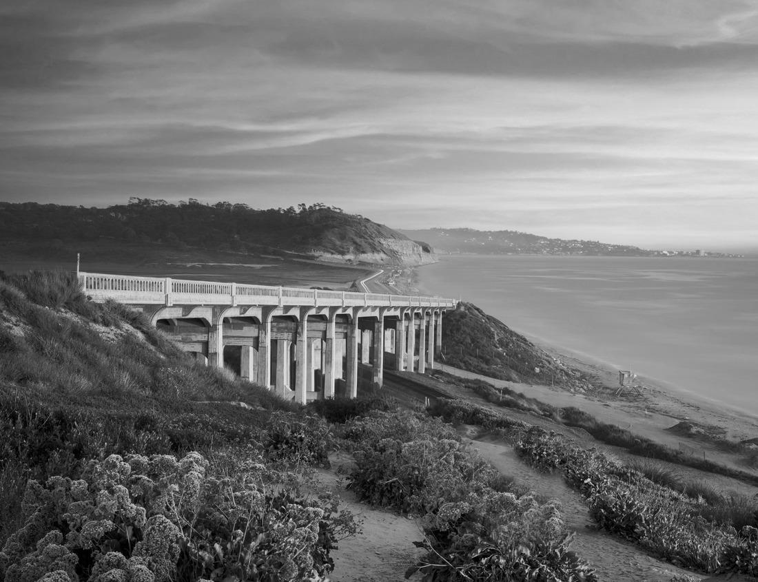 Noah Jigsaw Puzzle The Great Ridge at sunrise. Mam Tor hill in Peak District. United Kingdom in black white 1000 pieces