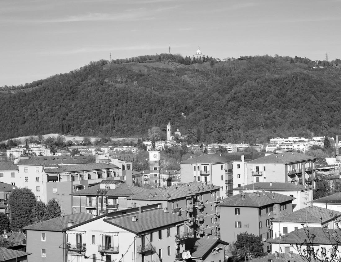 Noah Jigsaw Puzzle Kasbah Amridil a historic fortified residence or kasbah in the oasis of Skoura, Morocco in black white 1000 pieces
