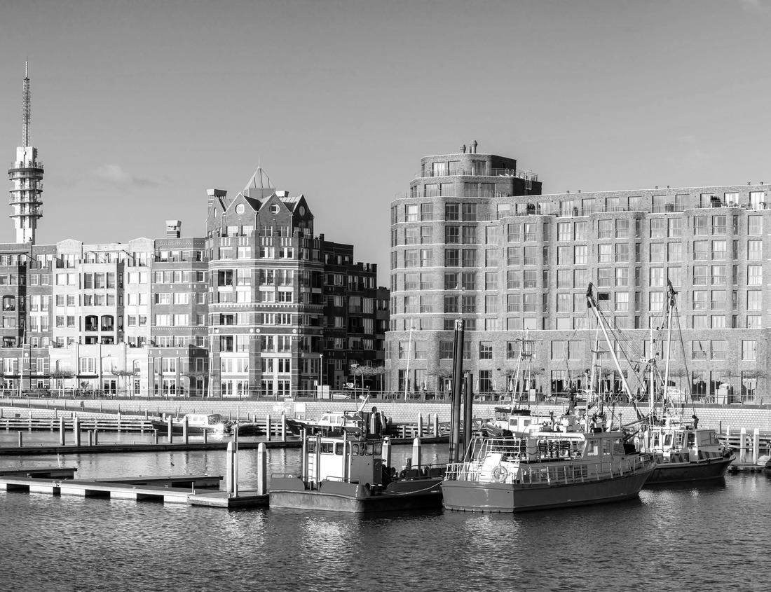 Noah Jigsaw Puzzle Hiking on Painted Canyon Trail in Theodore Roosevelt National Park in North Dakota in black white 1000 pieces