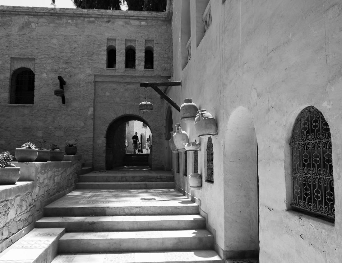 The Seneca Rocks, Rock Climbing Destination Spruce Knob-Seneca Rocks National Recreation Area, Park in Riverton, West Virginia, USA 1000pc PuzzleBlack and White
