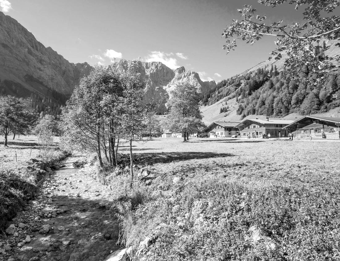 Noah Jigsaw Puzzle Zion National Park in Utah. Deer Trap and Great White Throne mountains viewed from Zion Canyon. View from rock ledge between Lower and Middle Emerald Pools in black white 1000 pieces