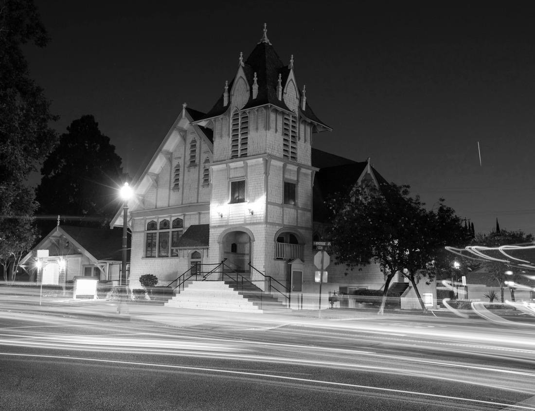 Noah Jigsaw Puzzle Oak tree tunnel at Boone Hall driveway in South Carolina, USA in black white 1000 pieces
