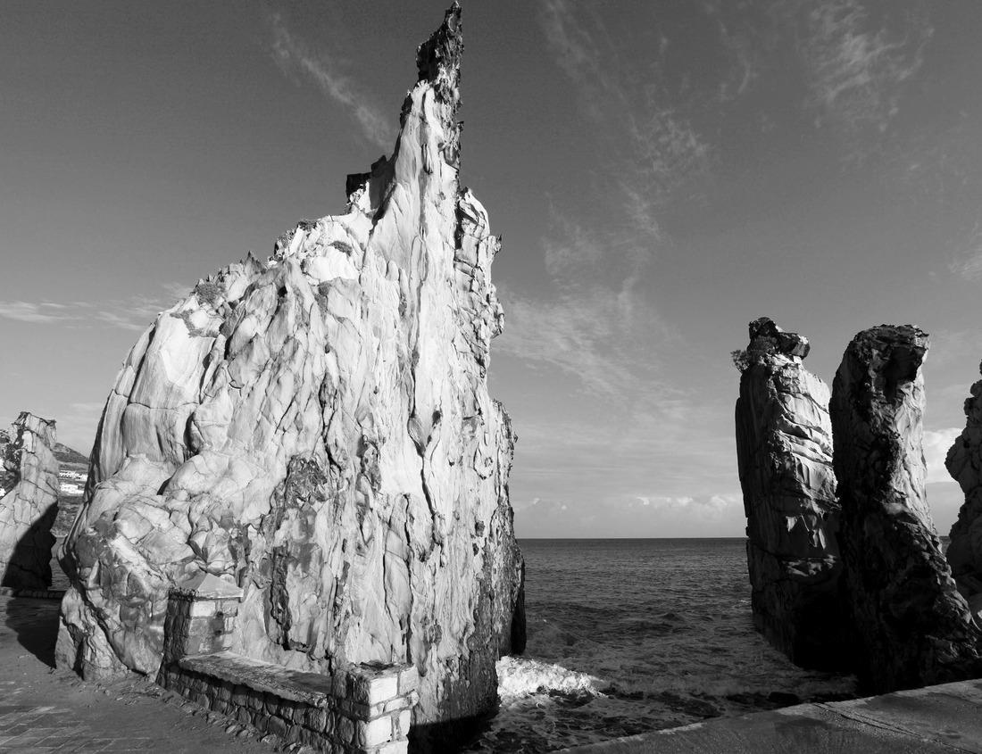 Noah Jigsaw Puzzle Volubilis, Morocco: Old street leading to the Arch of Caracall. Historical city of Roman Mauretania, North Africa travel destination in black white 1000 pieces