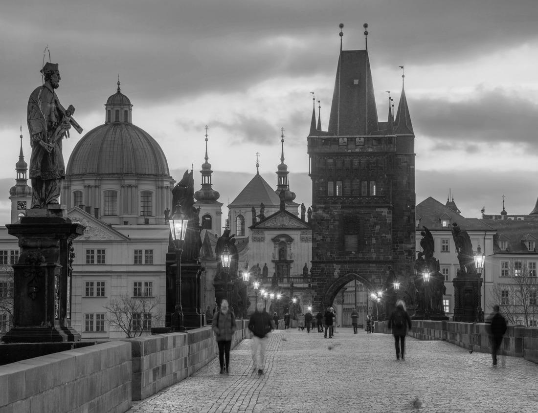 Noah Jigsaw Puzzle Cincinnati, Ohio, USA. Aerial cityscape image of Cincinnati, Ohio, USA downtown skyline with bridges and Ohio River at spring sunset in black white 1000 pieces