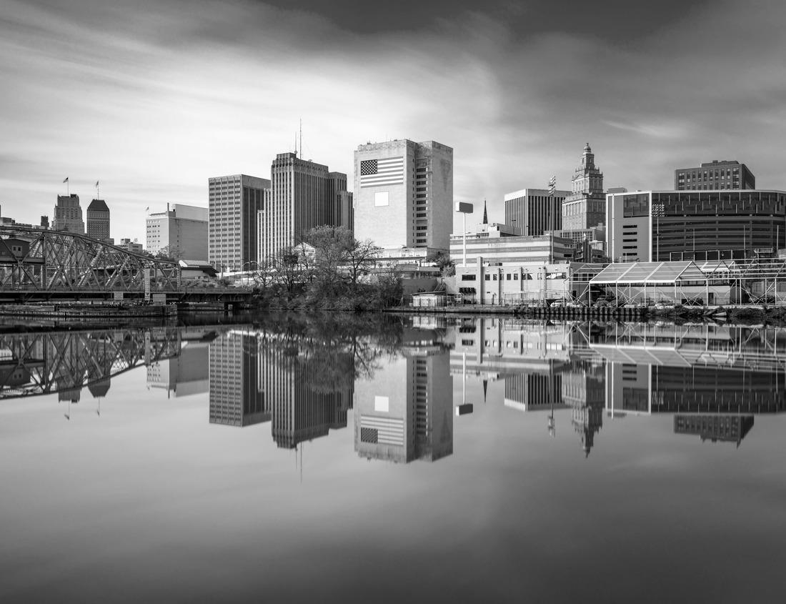 Noah Jigsaw Puzzle View over Roussillon, South of France in black white 1000 pieces