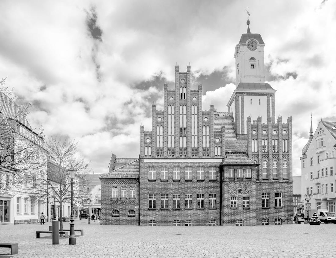 Noah Jigsaw Puzzle Marrakesh, Morocco. Koutoubia Mosque minaret at Medina quarter, beautiful spring blue sky in black white 1000 pieces
