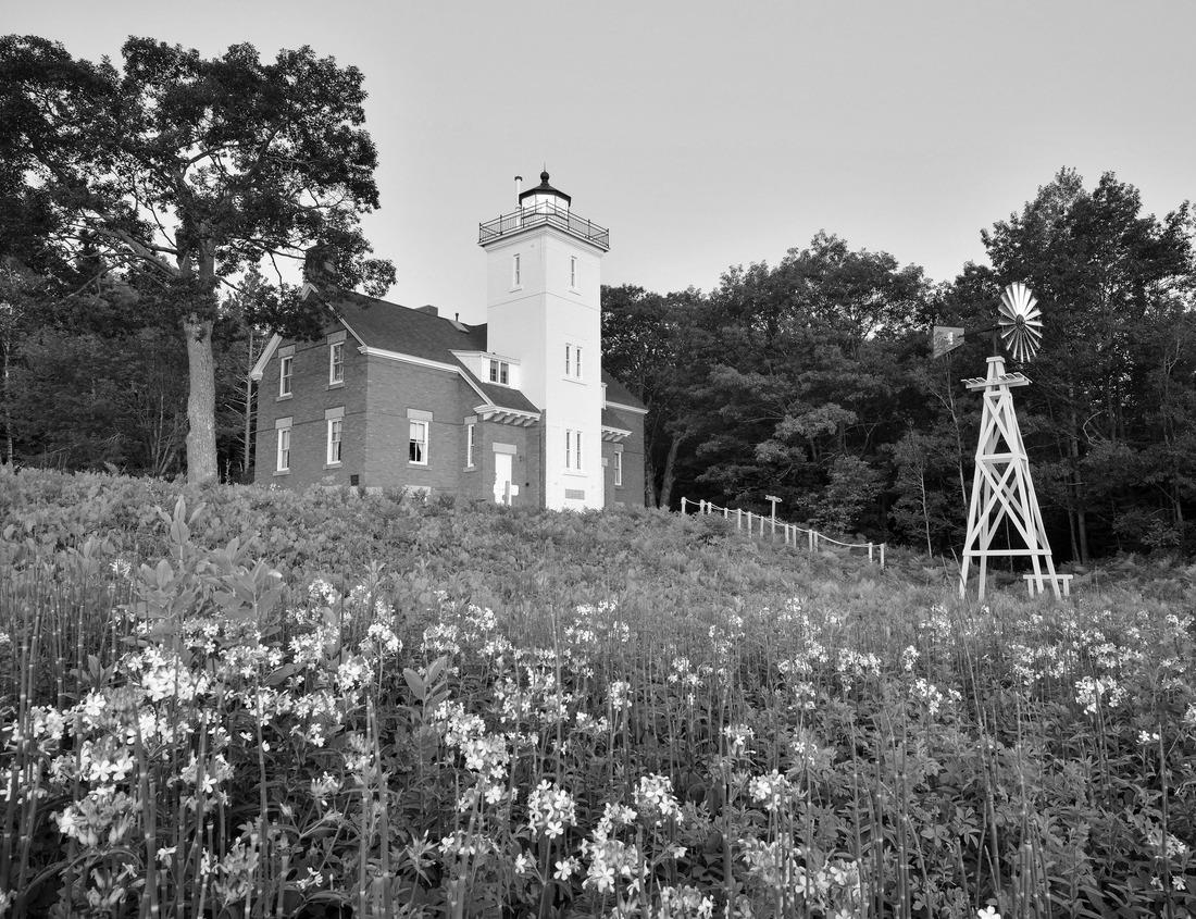 Noah Jigsaw Puzzle Old city of Wien, Austria in black white 1000 pieces
