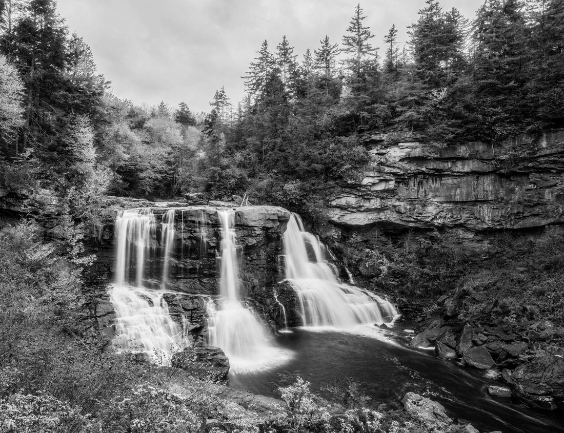 Noah Jigsaw Puzzle Europe, Romania, Hunedoara. Corvin Castle, Gothic-Renaissance castle, one of the largest castles in Europe in black white 1000 pieces
