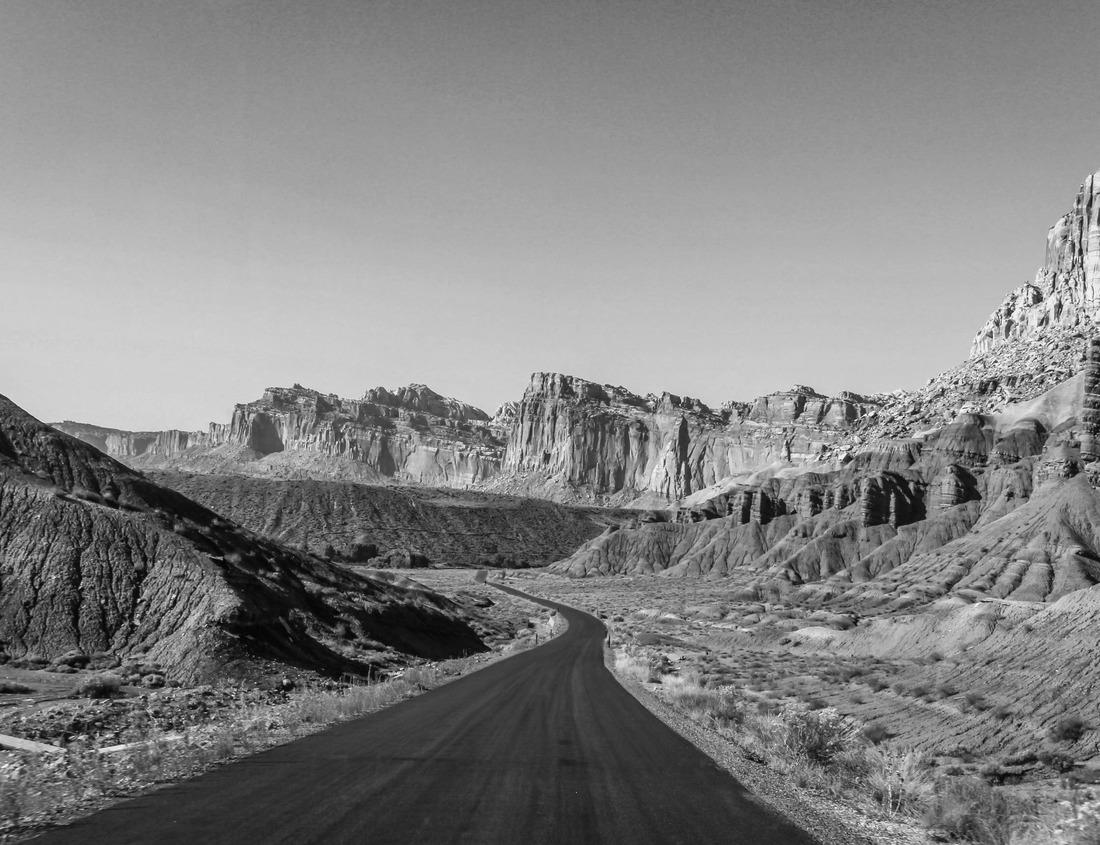 Noah Jigsaw Puzzle Old city of Ronda, Spain in black white 1000 pieces