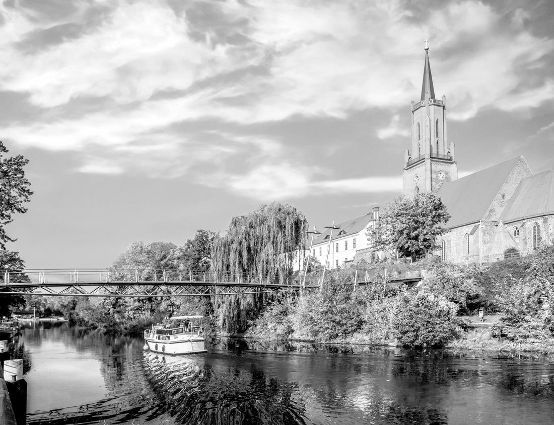 Noah Jigsaw Puzzle Ait Taleb traditional berber clay kasbah in a palm grove in Skoura, Atlas mountains, Morocco in black white 1000 pieces