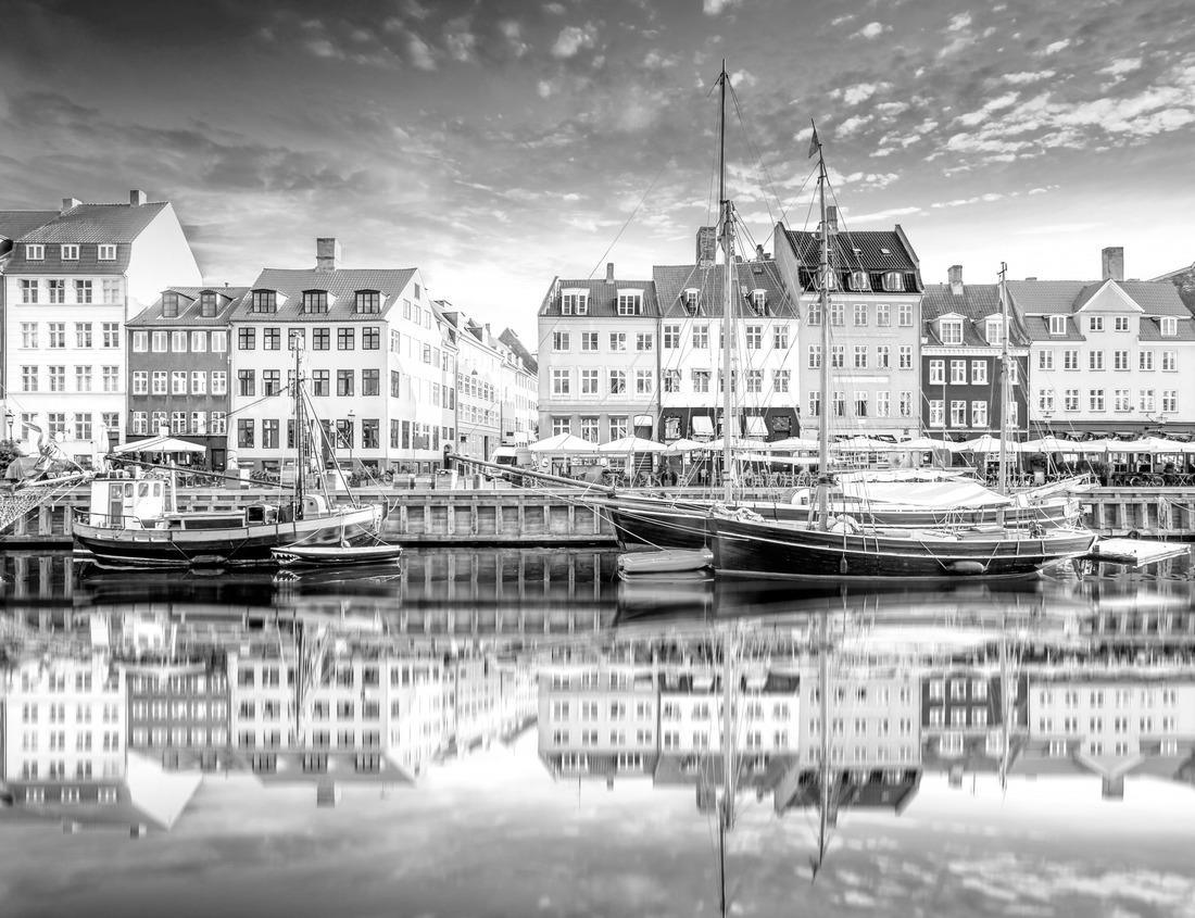 The Philadelphia Pennsylvania Museum of Art. 72 stone steps before entrance of Philadelphia Museum of Art, in Philadelphia, Pennsylvania 1000pc PuzzleBlack and White