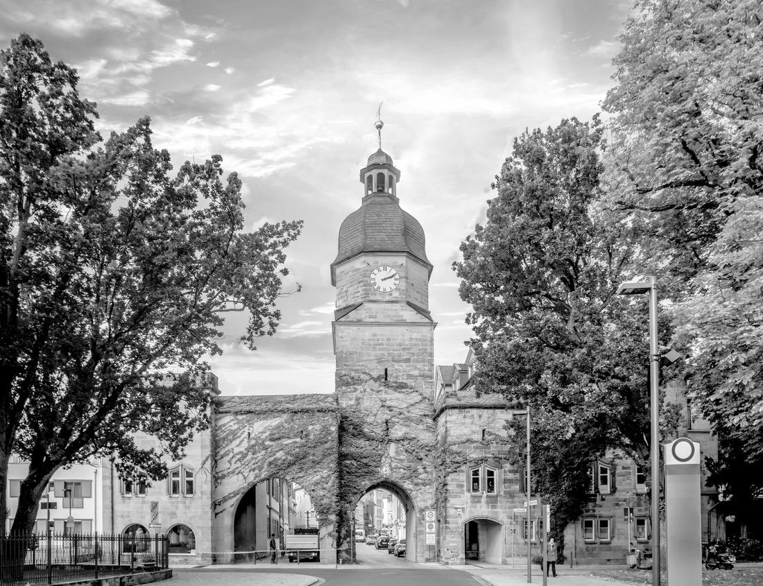 Noah Jigsaw Puzzle Amsterdam, Netherlands. Panorama of the famous dancing houses on the river Amstel, water channels with house boats in black white 1000 pieces