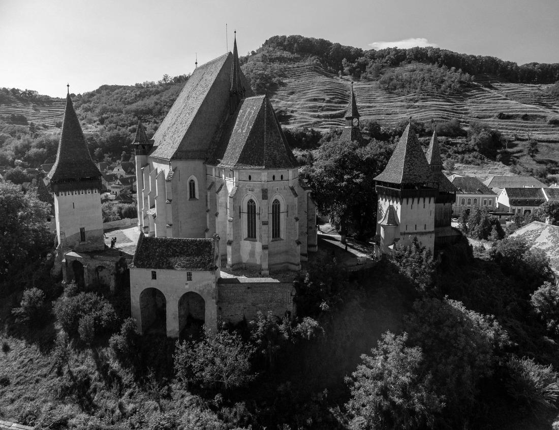 Noah Jigsaw Puzzle Discover the breathtaking beauty of Libby's Look in the fall. This serene hiking spot offers panoramic views of vibrant autumn foliage, tranquil trails, and a perfect escape into Vermont in black white 1000 pieces