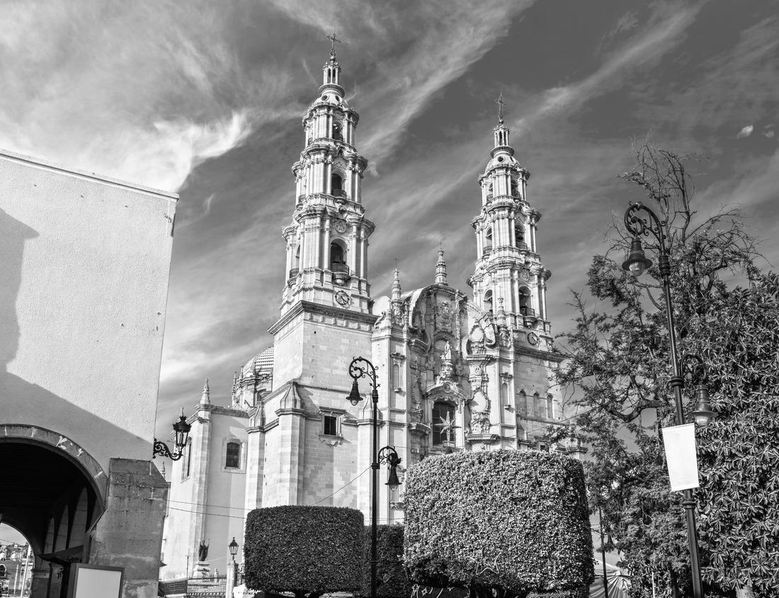 Noah Jigsaw Puzzle Ljubljana, Slovenia - Aerial panoramic view of Ljubljana on a summer afternoon with Franciscan Church of the Annunciation, Ljubljana Castle in black white 1000 pieces