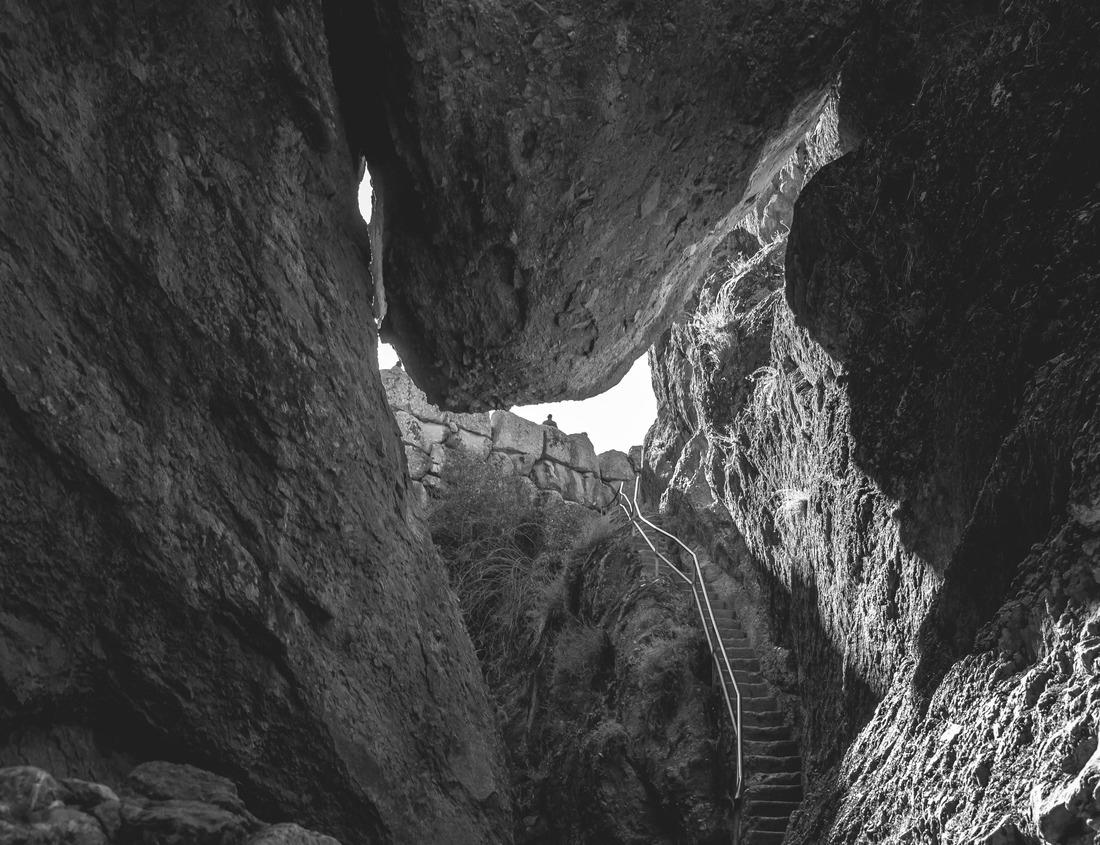 Noah Jigsaw Puzzle Tourists hiking the Sand Dune Arch trail. Arches National Park. Utah. USA in black white 1000 pieces