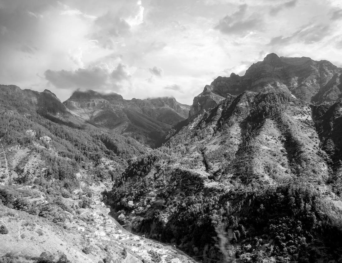 Noah Jigsaw Puzzle View from Angels Landing into Zion Canyon with Virgin River, Angels Landing Trail, in Winter, Mountain Landscape, Zion National Park, Utah, USA, North America in black white 1000 pieces