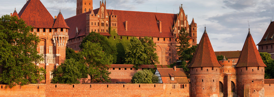 Poland, Malbork Castle on the Nogat River, stronghold and Grand Master's Palace, medieval knights 1000pc Panoramic Puzzle