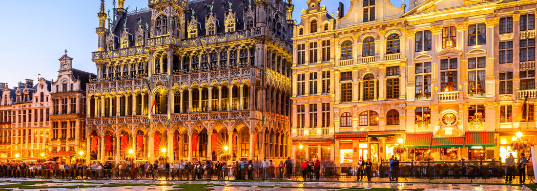 Noah Jigsaw Puzzle Brussels, Belgium. Big night scene of Grand Place and Maison du Roi, one of Europe's most beautiful historic squares and an unmissable sight of Brussels attractions panorama 1000 pieces