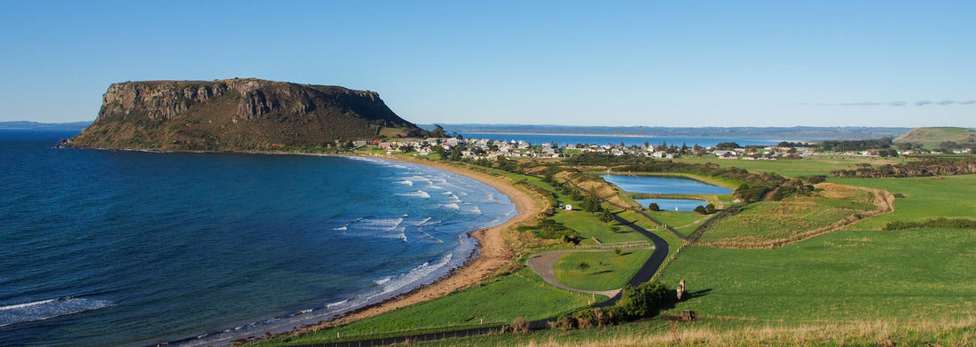 Noah Jigsaw Puzzle The Nut, Stanley in Tasmania, Australia. The view of the most distinctive landmark is an old volcanic plug discovored by the explorers Bass and Flinders in 1978 panorama 1000 pieces